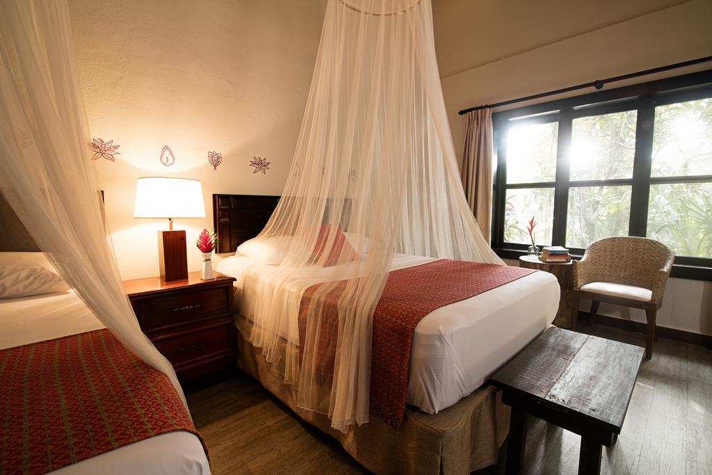 Hotel Jungle Lodge Tikal Exteriör bild