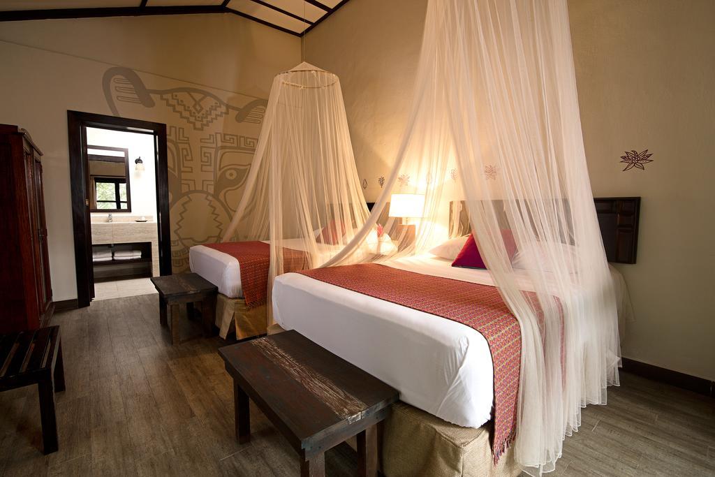 Hotel Jungle Lodge Tikal Exteriör bild