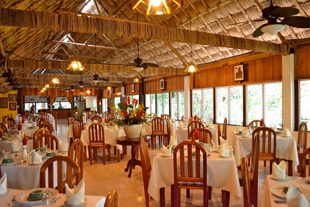 Hotel Jungle Lodge Tikal Exteriör bild