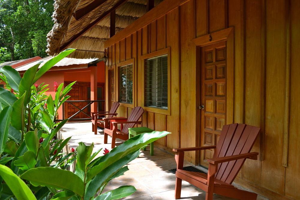 Hotel Jungle Lodge Tikal Exteriör bild